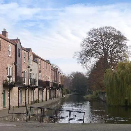 14b Canal Wharf